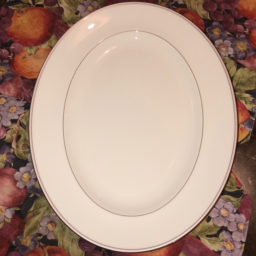 Vera Wang Pink Duchesse platter 13.75” NWOT